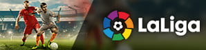 Disputa entre dos futbolistas sobre el césped y el logo de La Liga.